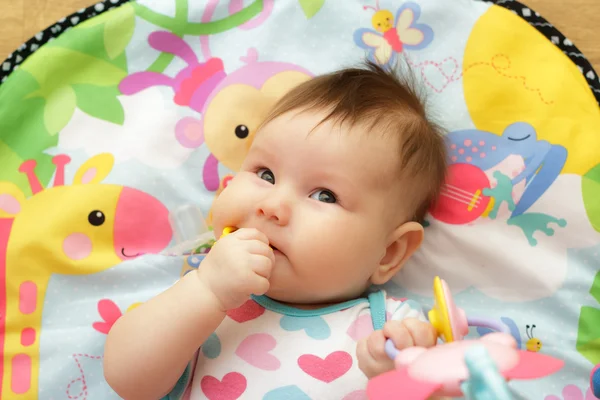 Bebê recém-nascido feliz com brinquedos — Fotografia de Stock