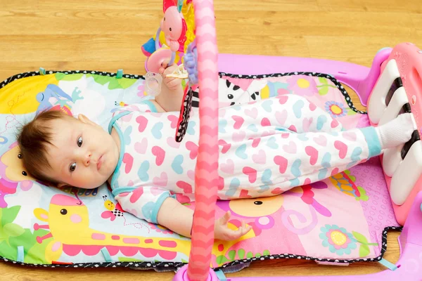 Bebê recém-nascido feliz com brinquedos — Fotografia de Stock