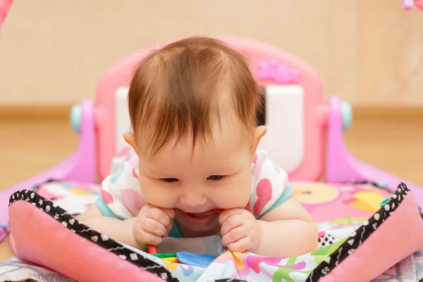 Gelukkig weinig pasgeboren baby met speelgoed — Stockfoto