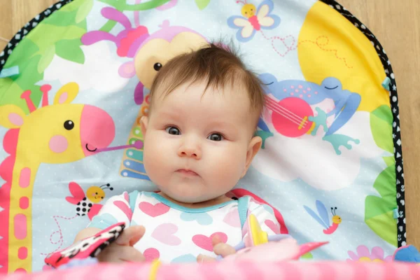 Bebê recém-nascido feliz com brinquedos — Fotografia de Stock