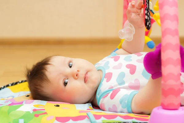 Bebê recém-nascido feliz com brinquedos — Fotografia de Stock