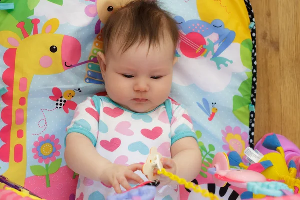 Mutlu küçük bebek oyuncakları ile