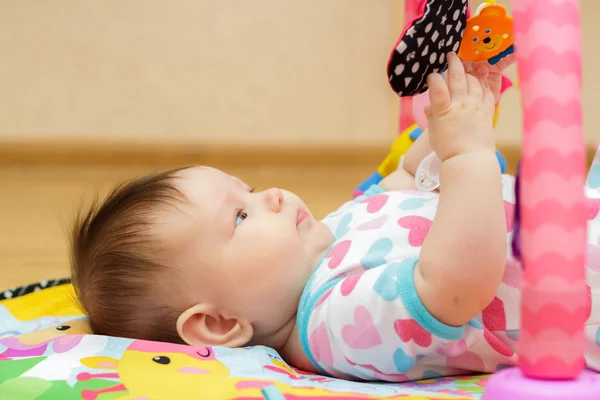 Bebê recém-nascido feliz com brinquedos — Fotografia de Stock