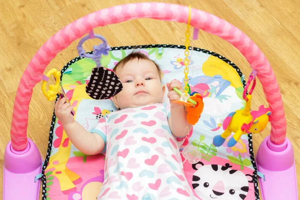 Mutlu küçük bebek oyuncakları ile