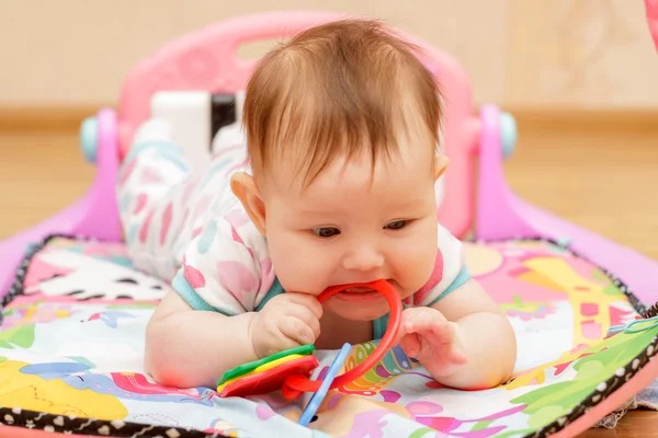 Mutlu küçük bebek oyuncakları ile
