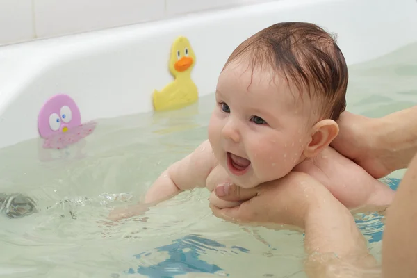 Yeni doğan bebek banyo ve Yüzme