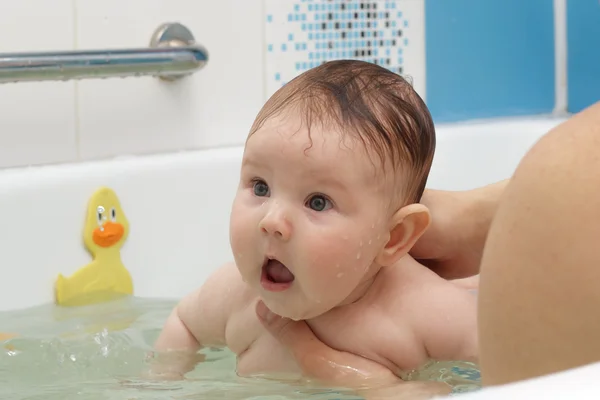 Новорожденный ребенок купается и плавает Стоковое Фото