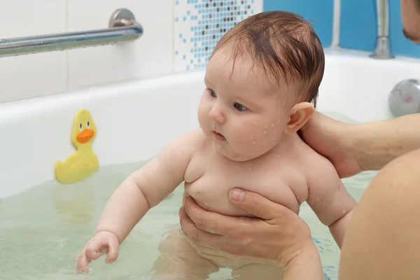 Новорожденный ребенок купается и плавает Стоковое Изображение