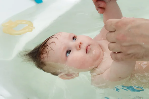 Yeni doğan bebek banyo ve Yüzme
