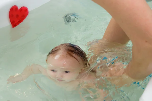 Küçük yeni doğan bebek banyo ve Yüzme