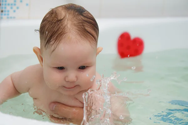 Kis újszülött fürdéshez és az úszáshoz — Stock Fotó