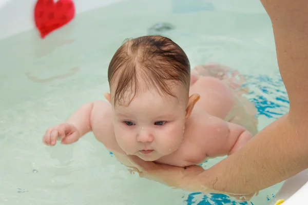 Küçük yeni doğan bebek banyo ve Yüzme