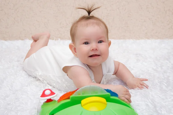 Babymeisje spelen met speelgoed — Stockfoto