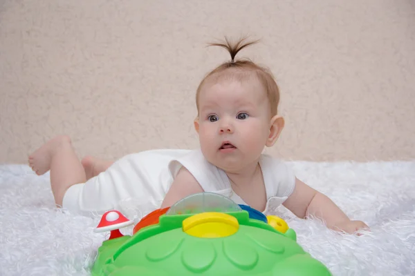 Babymeisje spelen met speelgoed — Stockfoto