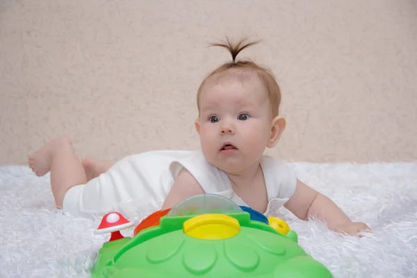 Niña jugando con un juguete —  Fotos de Stock