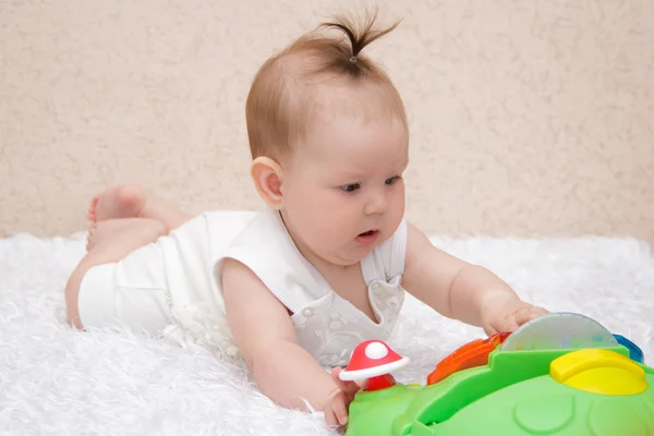 Kis baba lány játszani a játékot — Stock Fotó