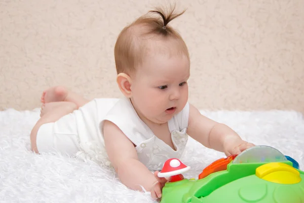 Pequena menina brincando com um brinquedo — Fotografia de Stock