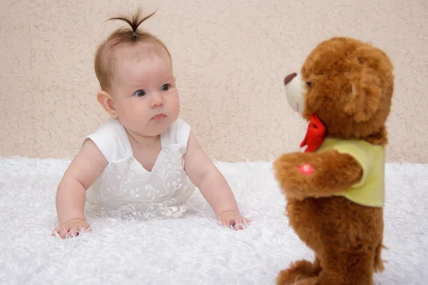 Oyuncak oyuncak ayı ile oynarken küçük bebek kız — Stok fotoğraf