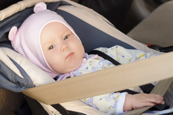 Niña recién nacida descansa en el asiento del coche — Foto de Stock