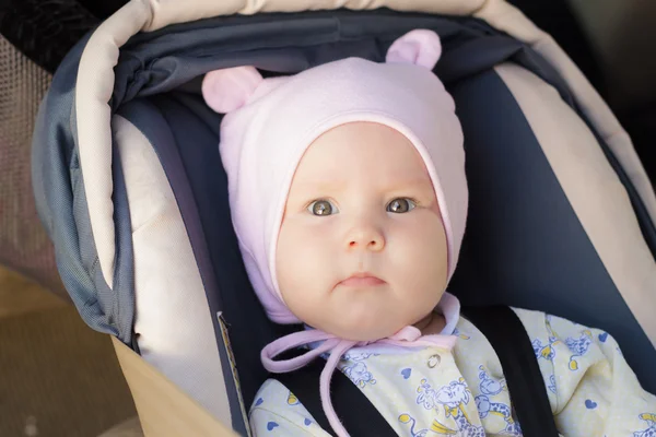 Piccola neonata riposa nel seggiolino auto — Foto Stock