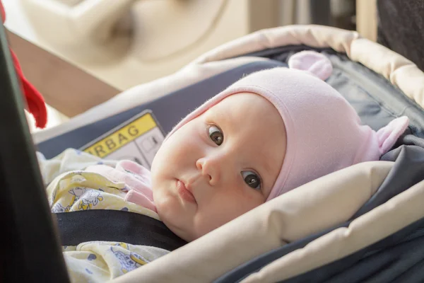 Piccola neonata riposa nel seggiolino auto — Foto Stock