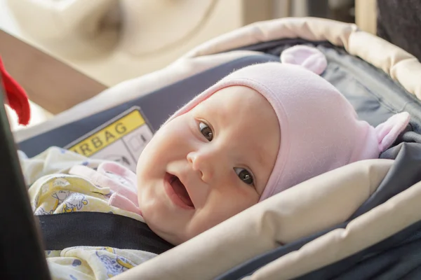 Piccola neonata riposa nel seggiolino auto — Foto Stock