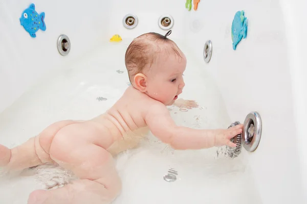 Bebê recém-nascido tomar banho e nadar — Fotografia de Stock