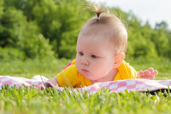 Petite fille nouveau-née allongée sur l'herbe — Photo