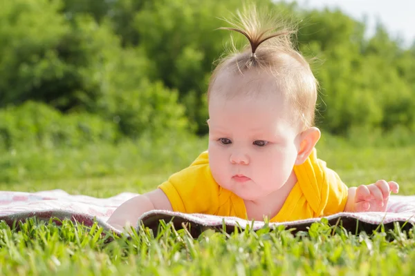 Pasgeboren meisje liggend op het gras — Stockfoto