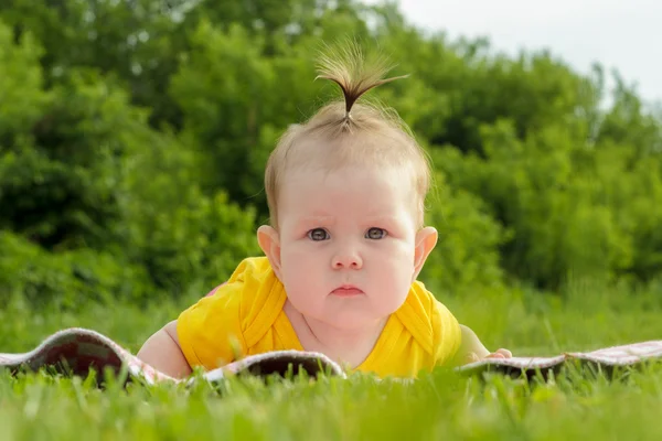 Pasgeboren meisje liggend op het gras — Stockfoto