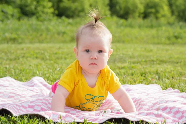 Pasgeboren meisje liggend op het gras — Stockfoto