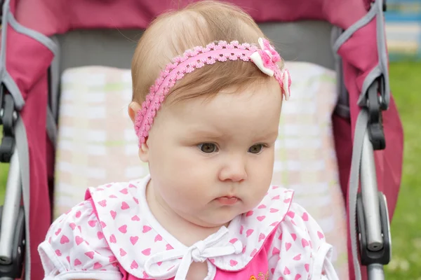 Pasgeboren meisje zit in een kinderwagen — Stockfoto