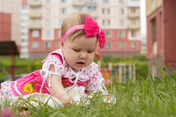Pasgeboren meisje zittend op het gras — Stockfoto