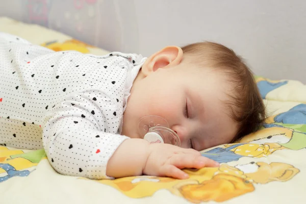 Niña recién nacida durmiendo — Foto de Stock