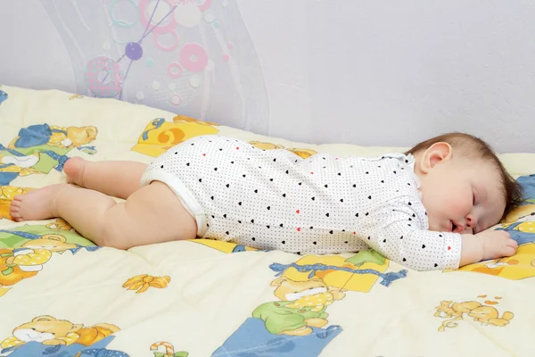 Bayi perempuan yang baru lahir sedang tidur. — Stok Foto