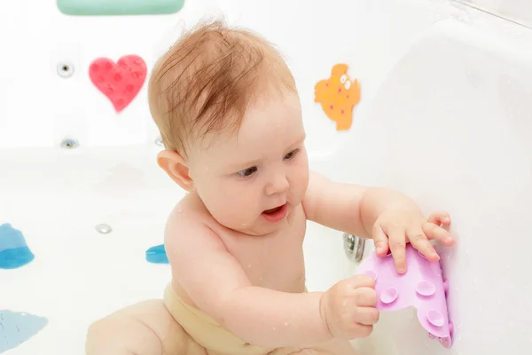 Yeni doğan bebek kız banyo ve Yüzme