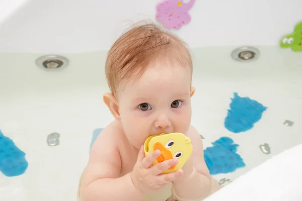 Újszülött kislány fürdéshez és az úszáshoz — Stock Fotó