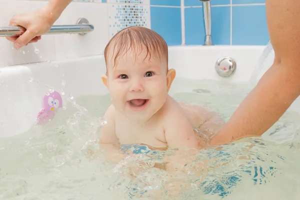 Novorozenec holčička koupat a plavat Stock Obrázky