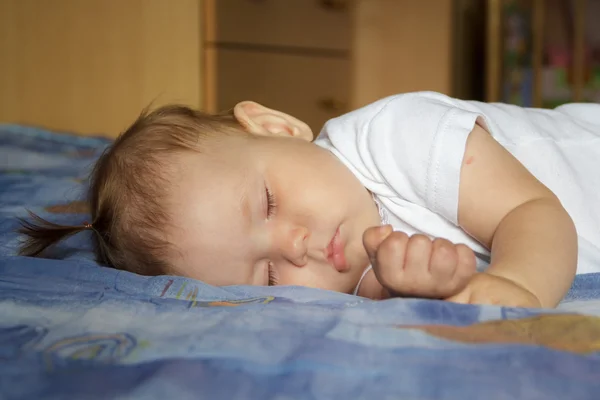 Niña recién nacida durmiendo — Foto de Stock