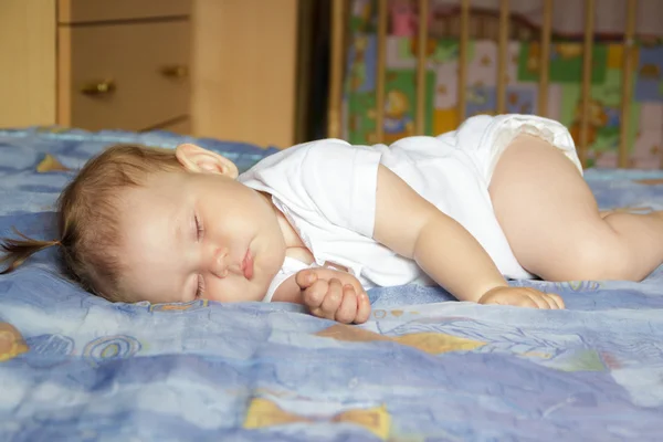 Niña recién nacida durmiendo — Foto de Stock