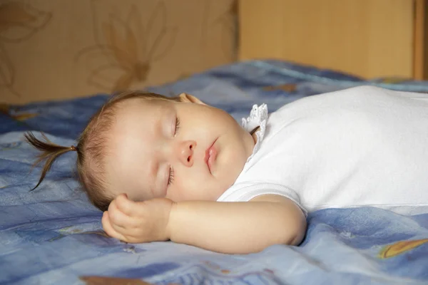 Bayi perempuan yang baru lahir sedang tidur. — Stok Foto
