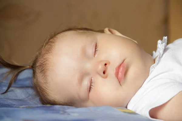 Niña recién nacida durmiendo — Foto de Stock