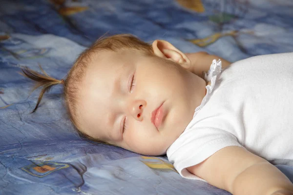 Niña recién nacida durmiendo — Foto de Stock
