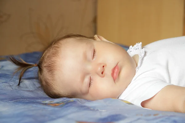 Маленькая новорожденная девочка спит — стоковое фото