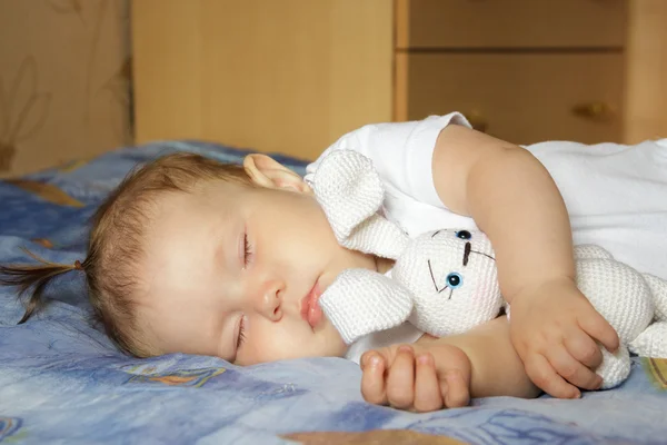 Niña recién nacida durmiendo — Foto de Stock