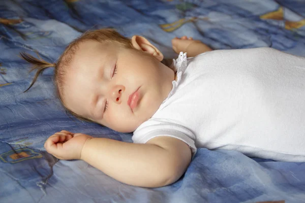 Маленькая новорожденная девочка спит Стоковая Картинка