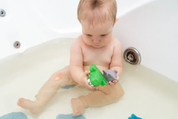 Kis újszülött baba lány fürödni, úszni és mosható — Stock Fotó