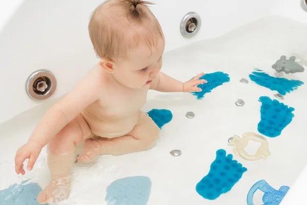 Маленькая новорожденная девочка купается, плавает и моется Стоковое Фото