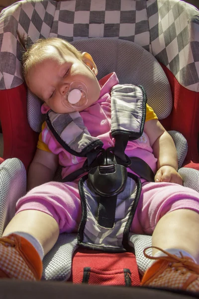 Niña recién nacida descansa en el asiento del coche — Foto de Stock