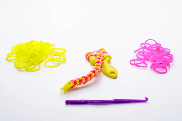 Regenboog loom-gekleurde elastiekjes voor accessoires weven op een witte achtergrond — Stockfoto